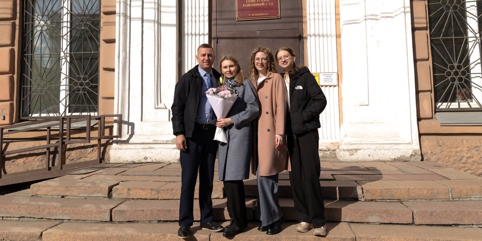 Andrey Shurygin com sua esposa e filhas perto da quadra. Abril de 2025