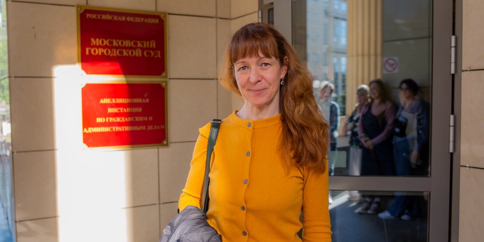 Irina Serebryakova, l’épouse d’Aleksandr, et une quarantaine d’autres personnes sont venues au tribunal pour soutenir le croyant. Mai 2025