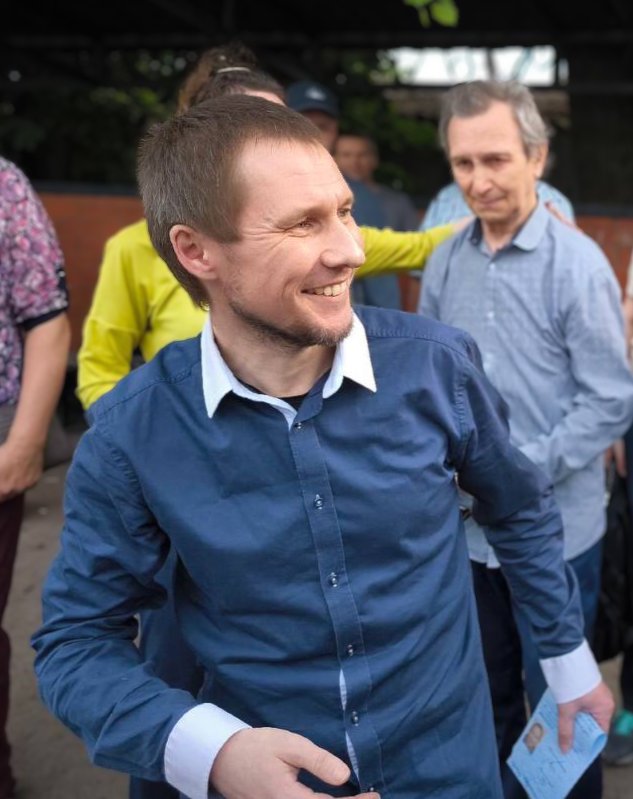 재판 전 구치소에서 석방된 드미트리 차부소프. 2025년 5월 26일