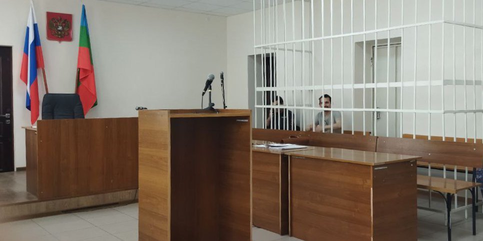 Vladimir Fomin in una gabbia durante una delle udienze. 2024