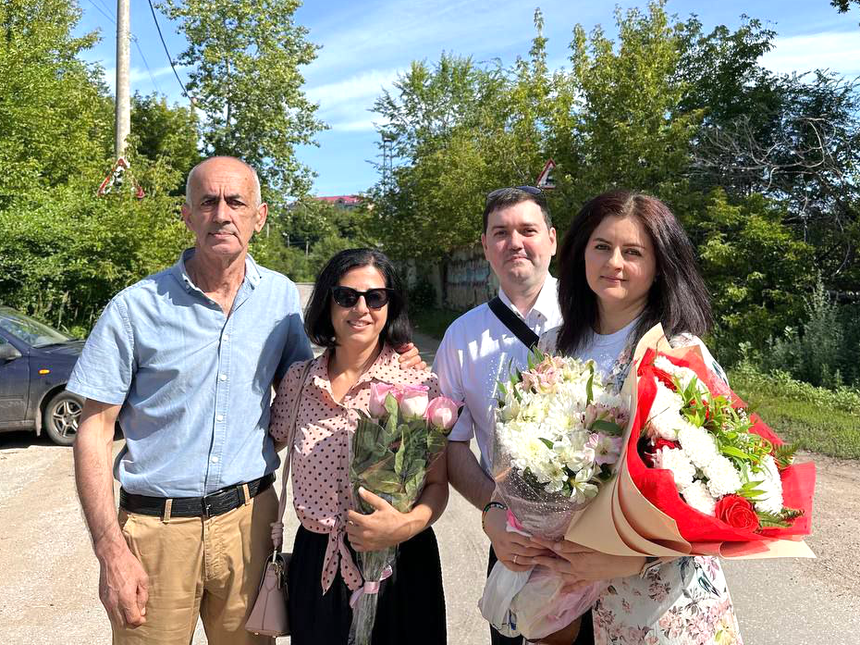  Da sinistra a destra: il padre e la sorella di Sona, insieme al marito, posano per una foto con lei dopo il suo rilascio. luglio 2025