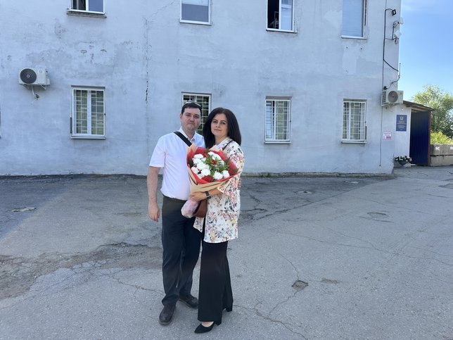 索娜和她的丈夫在惩教所外