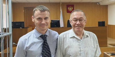 亚历山大·克鲁舍夫斯基和阿纳托利·阿尔塔莫诺夫在法庭上，2025 年 7 月 28 日