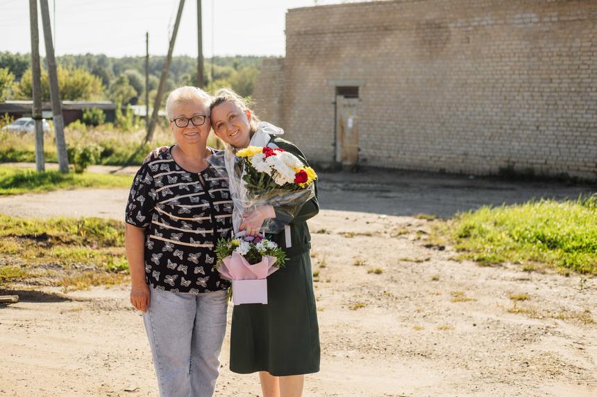 Oksana Chausova with her mother on the day of release, August 29, 2025