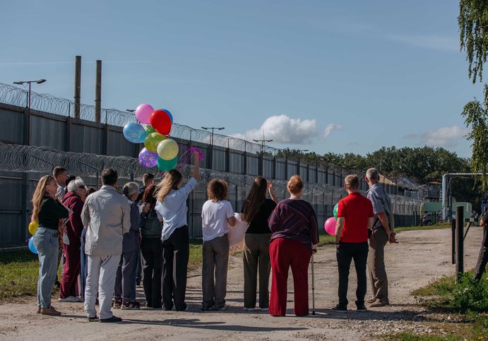 All'uscita dalla colonia penale, Vladimir viene accolto da amici