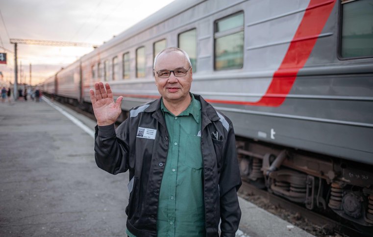 Il credente torna a casa dopo la liberazione