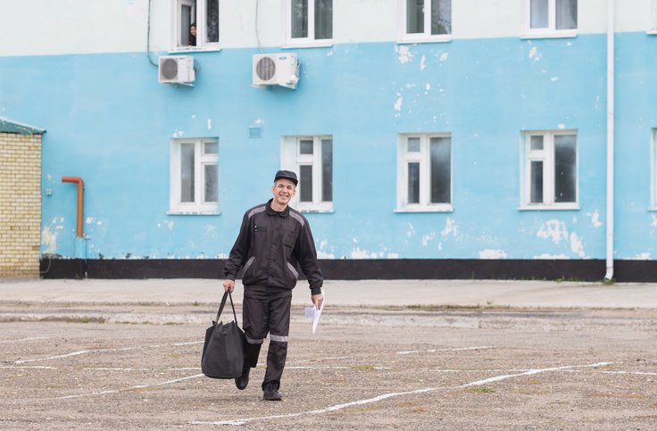 何百人もの思いやりのある人々が、彼が植民地にいる間、信者に手紙を書きました。釈放されると、彼は彼らのメッセージで満たされたバッグ全体を持ち歩きました。2025年9月10日。