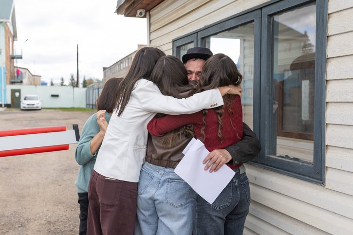 検問所でコンスタンチンを抱きしめる家族。2025年9月10日。