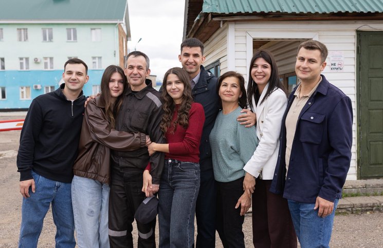 コンスタンチン・サンニコフは流刑地から釈放されると家族と再会した。2025年9月10日。