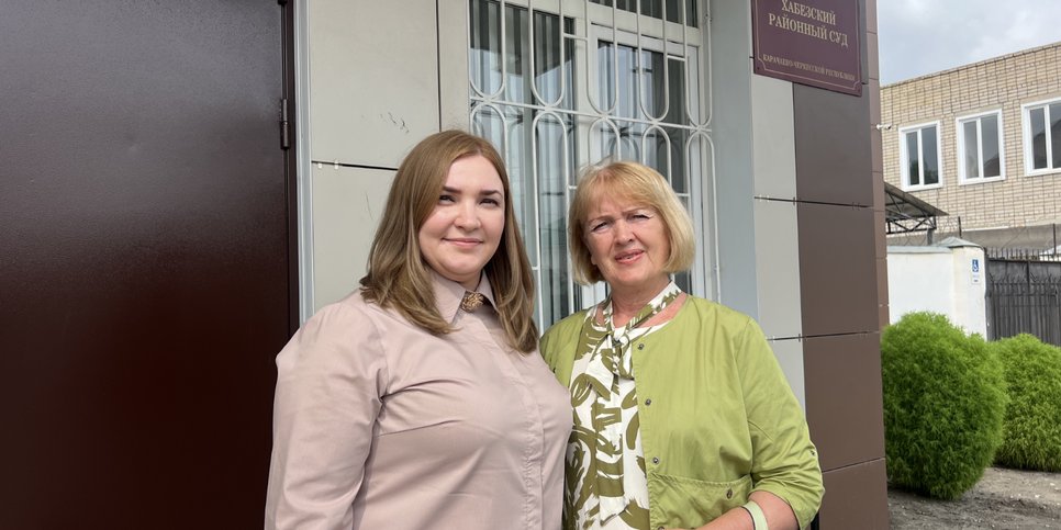 Ioulia Pasynkova avec sa belle-mère le jour du verdict