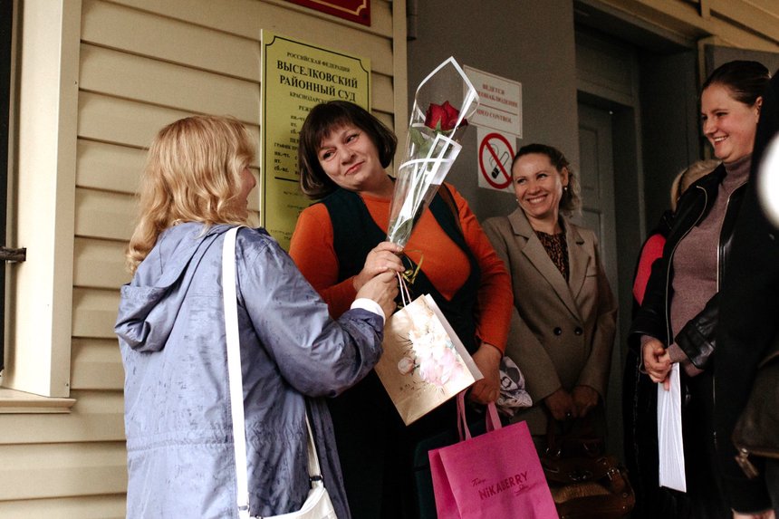 Vassilina Penskaïa et Irina Ouchakova faisaient partie de celles qui sont venues soutenir Natalia le jour du verdict. 30 septembre 2025