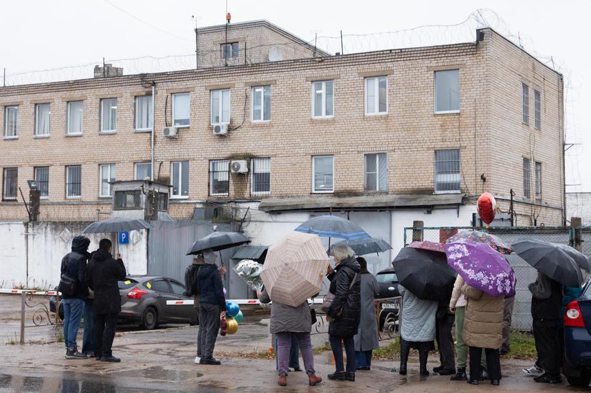 朋友们在流放地附近等待瓦尔丹·扎卡良