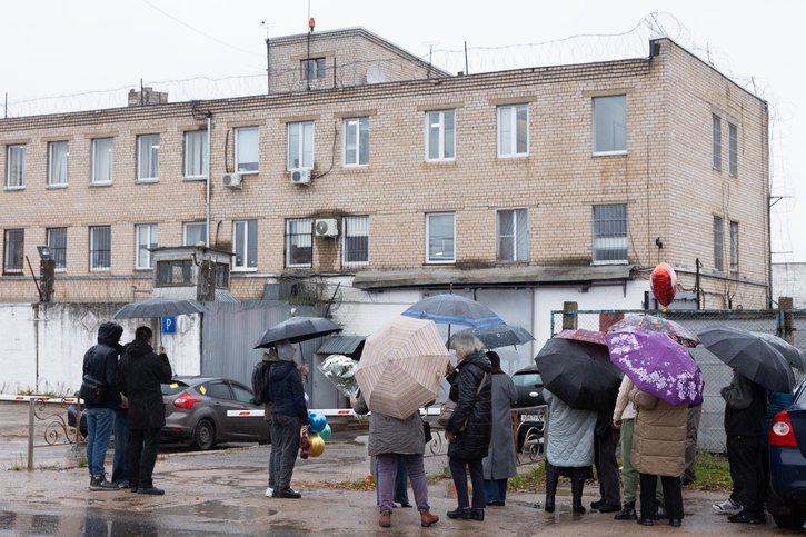 朋友们在流放地附近等待瓦尔丹·扎卡良