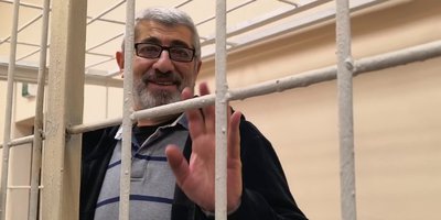 Samvel Babayan in einem Käfig während einer Gerichtsverhandlung, Oktober 2025