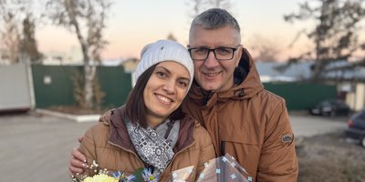 Dmitriy e Marina Dolzhikov no dia de sua libertação. 24 de outubro de 2025