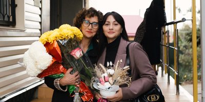 À gauche : Yelena Gadrshina, novembre 2025