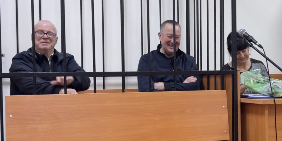 Durante el juicio, Yuriy Sergeechev y Aleksey Dmitriyev fueron encerrados en una jaula. En la foto a la derecha de Aleksey está su esposa Anna. Diciembre de 2025