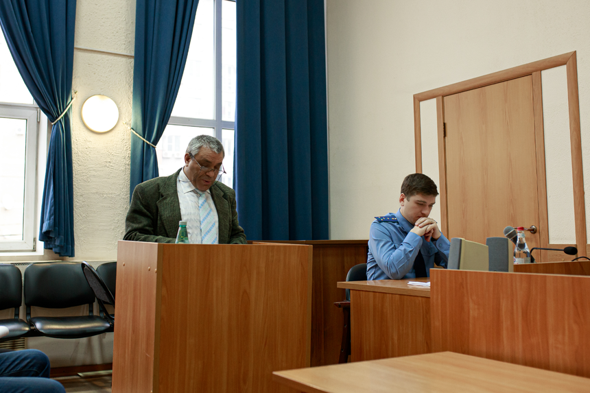 Anatoly Evtushenko parla davanti al tribunale. Dicembre 2025