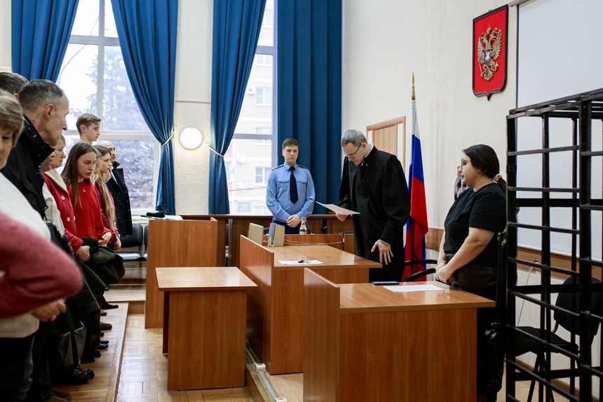 Gli ascoltatori, inclusi i parenti di Anatoliy, ascoltano con tensione le parole del giudice. Dicembre 2025