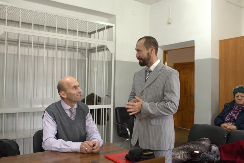 Os casos de Viktor Spirichev (esquerda) e Sergey Dvurechenskiy (direita) são baseados no depoimento de "Shepherd". Ambos foram sentenciados no mesmo dia: dois anos de pena suspensa. Vyselki, dezembro de 2025.