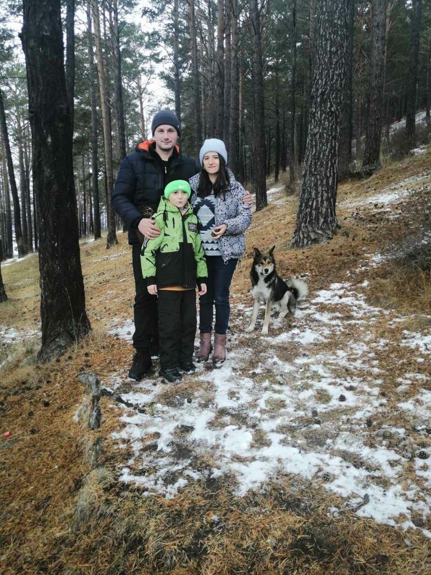 Mikhail Moish com sua esposa e filho mais velho.