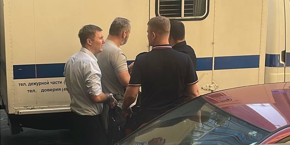 안드레이 루킨(맨 왼쪽)은 법정 심리 후 재판 전 구금 센터로 이송된다. 2025년 6월