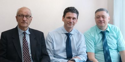 从左到右:法庭上的瓦列里·托尔马佐夫、马克西姆·巴尔巴祖克和亚历山大·科斯秋克。2025年11月。