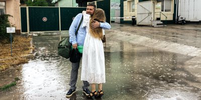 Теплая встреча с женой в дождливый, но радостный день освобождения. 8 июня 2026 года