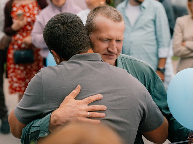 Александр в объятьях родных и близких.