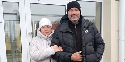 Vitaliy Syrykh and his wife, Nadezhda, at the entrance to the court. October 15, 2026.